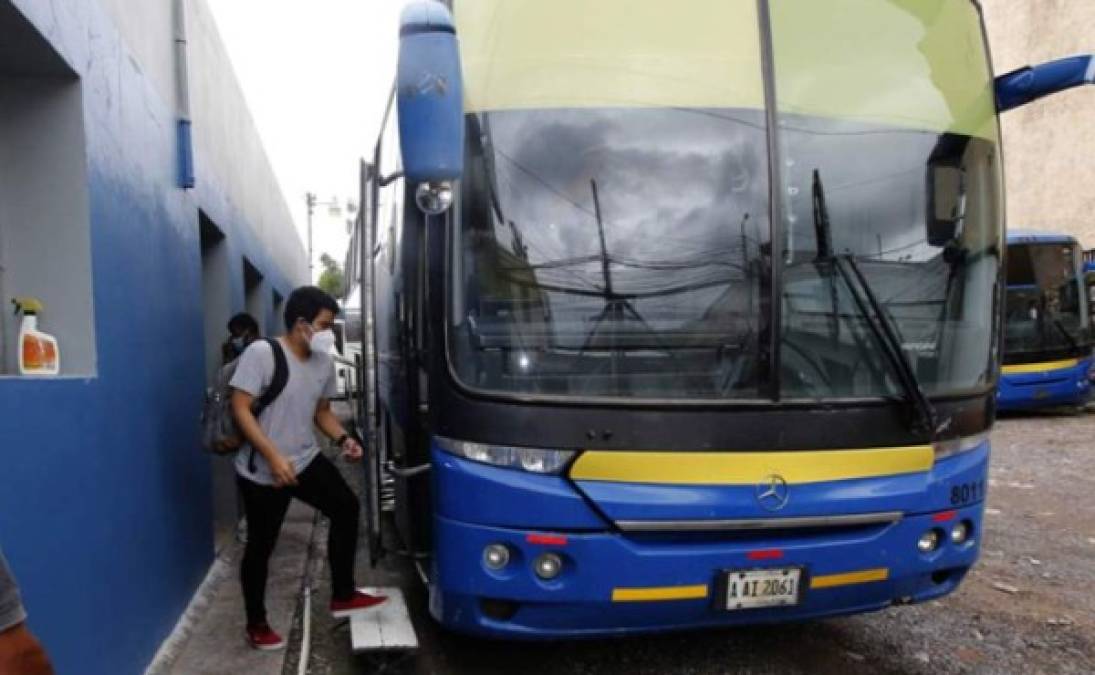 2. DESINFECCIÓN: Cada unidad de transporte debe realizar sesiones de desinfección entre vueltas de la ruta correspondiente, desde buses hasta taxis para garantizar la salubridad. Utilice usted tambien su respectivo gel al entrar y salir de las unidades.