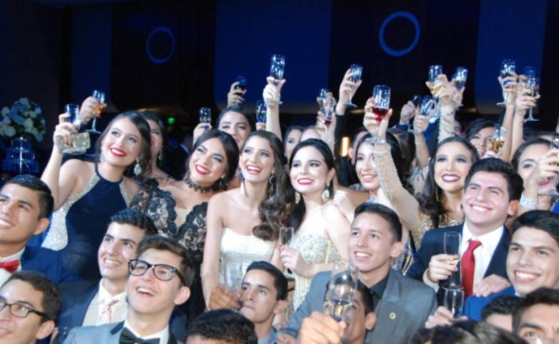 Los graduados 2016 celebraron su gala entre brindis, caras de emoción y total júbilo. La velada estuvo insuperable.