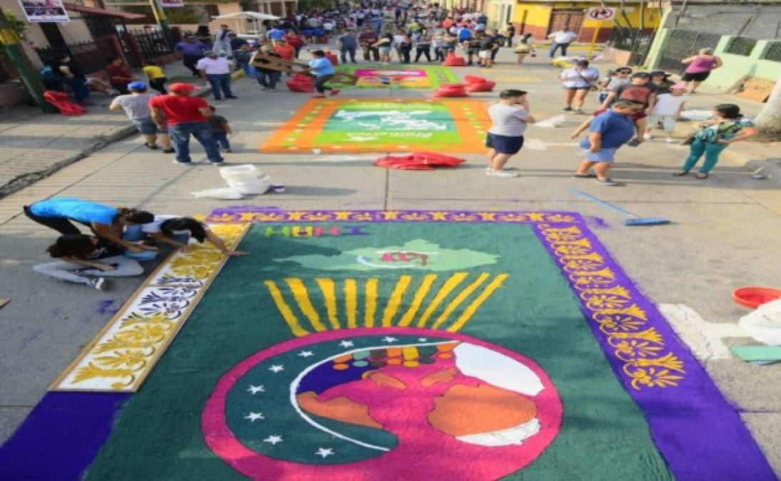 En las sagradas escrituras se habla de que a la entrada de Jesús a Jerusalén las personas colocaban palmas y ramas de árboles en el piso, aunque no es precisamente una alfombra, esto dio origen a la idea de elaborarlas.