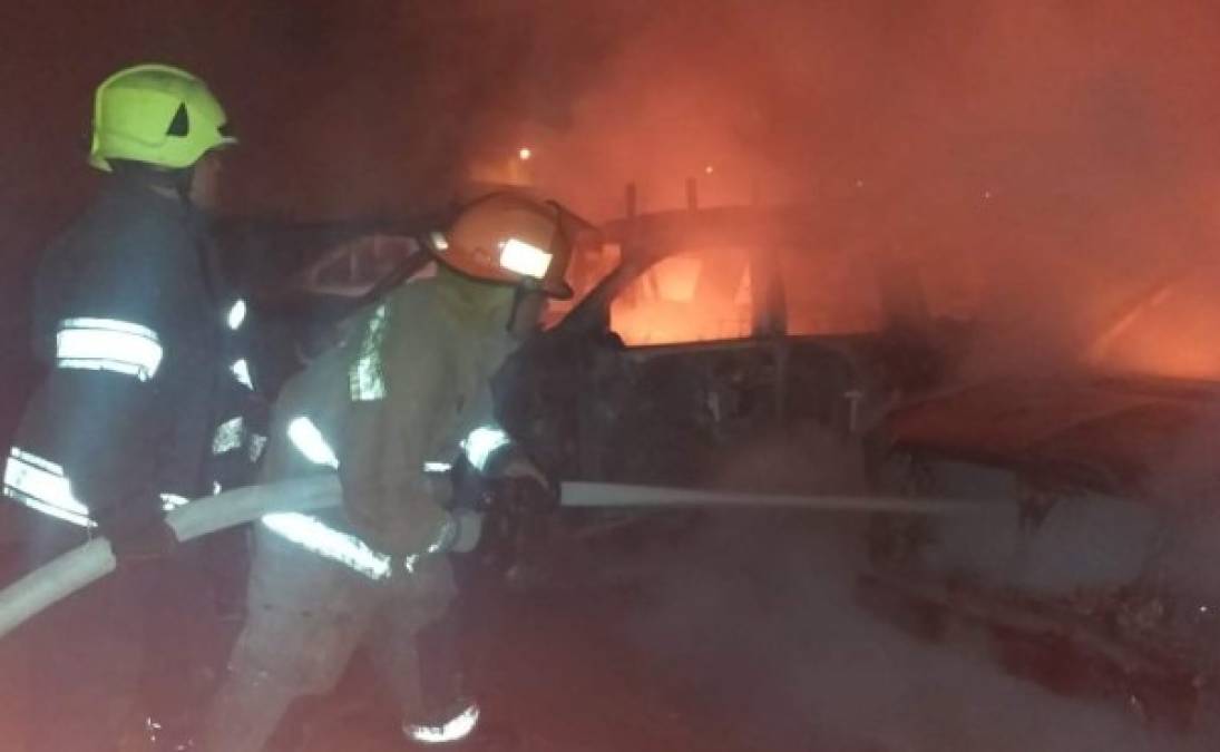 El Cuerpo de Bomberos llegó para sofocar las grandes llamas producto de la quema de los 16 vehículos, los que no se quemaron quedaron con abolladuras.