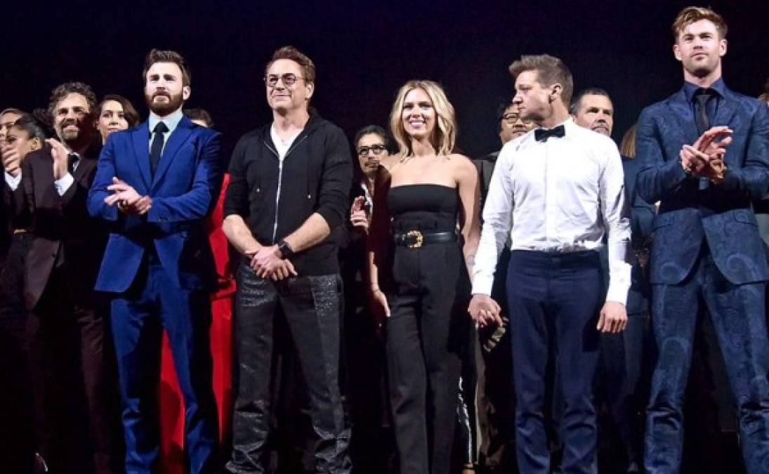 Los famosos Vengadores se reunieron este lunes 22 de abril para disfrutar premiere mundial de la película de Marvel. Los actores fueron acompañados por otro puñado de estrellas invitadas al evento celebrado en el Centro de Convenciones de Los Ángeles.<br/>