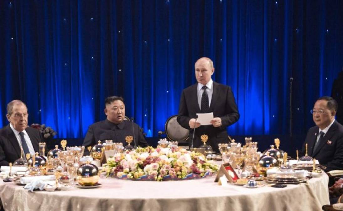 Tras la cumbre, Putin ofreció una cena en honor al líder norcoreano compuesta por varios platos tradicionales rusos a petición de Kim. <br/>