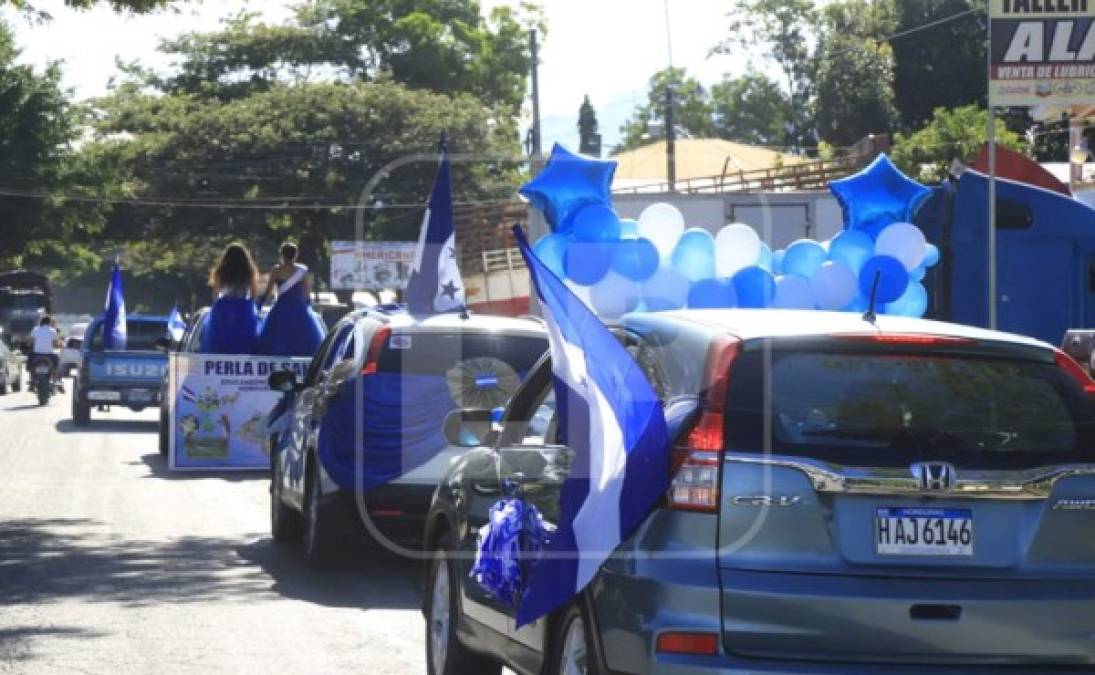 Vehículos con carteles y banderas alusivas al Bicentenario.