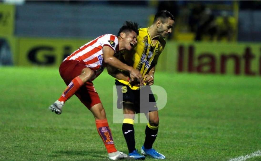 El uruguayo Santiago Correa del Real España le cometió esta fuerte falta a Jairo Puerto del Vida.