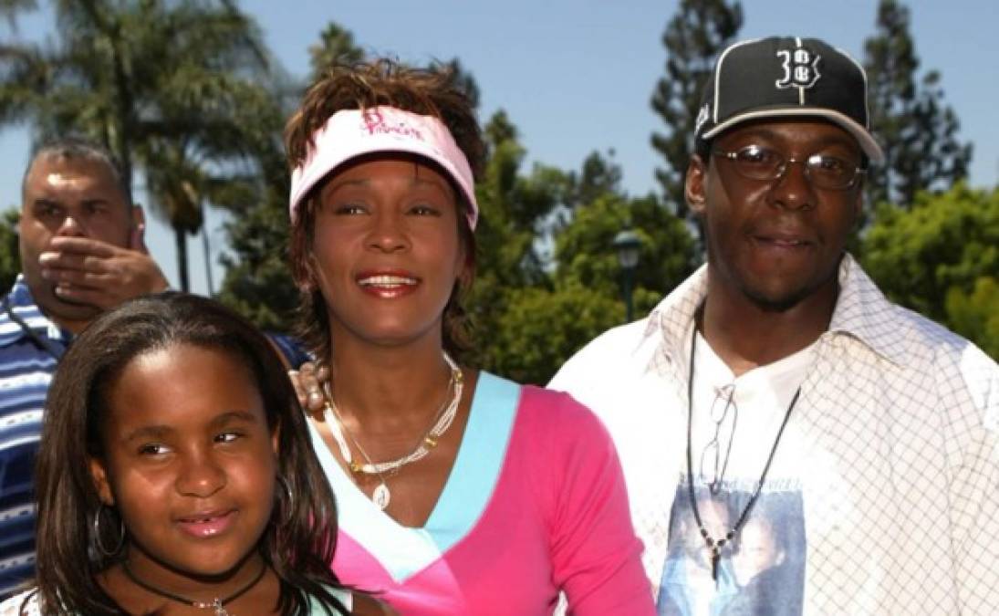 Un abrazo junto a su madre Whitney Houston y su padre Bobby Brown. <br/><br/>