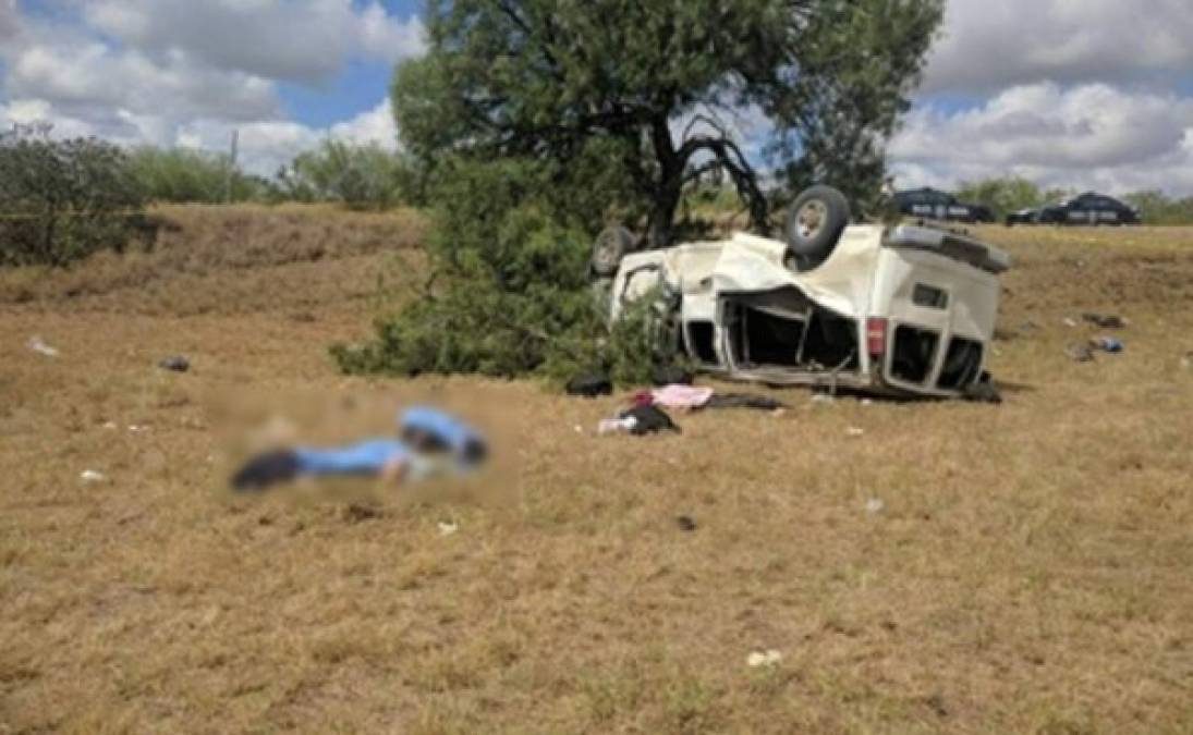 Un accidente vial registrado este martes en la carretera libre Monterrey-Reynosa dejó como resultado cinco personas muertas (la mayoría de Honduras) y 27 lesionados, al volcar la unidad en la que viajaban, según medios de ese país. Las autoridades mexicanas aún no informan sobre la identidad de los fallecidos en este accidente de tráfico. El hecho se dio en el kilómetro 143, cerca de la comunidad 'Peña Blanca', donde quedaron los cuerpos de las víctimas y los lesionados, informó el vocero de Protección Civil del estado, Óscar Aboytes Sosa.