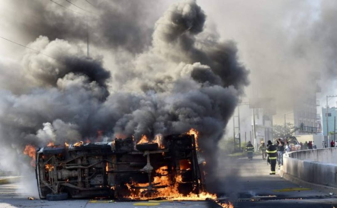 Vista de un vehículo quemado después de que estudiantes predieran guego al Palacio Municipal en Chilpancingo durante una protesta para exigir el hallazgo de los 43 compañeros desaparecidos desde el ataque de agentes corruptos a principios de este mes.