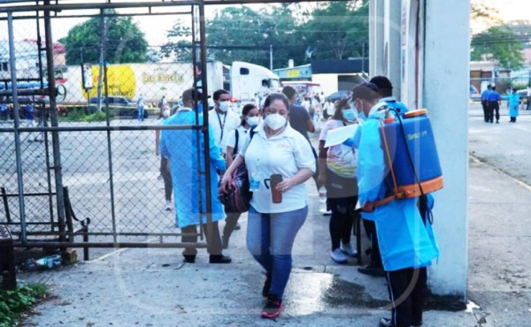 En las afueras del centro universidad de Tegucigalpa y San Pedro Sula se logró apreciar los protocolos que siguen los trabajadores que forman parte del proceso de admisión y se encargan del ingreso de los aspirantes antes de someterse a la prueba.