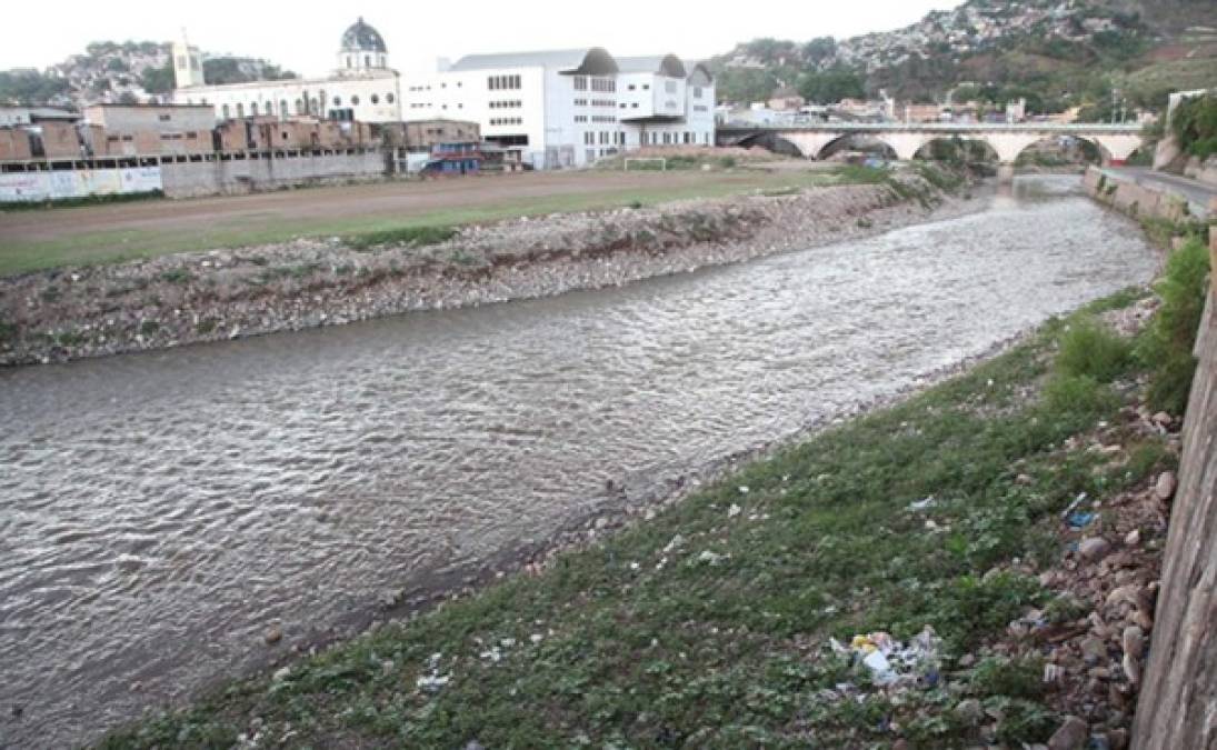 Se restringió el paso por los puentes Juan Ramón Molina, Mallol, Soberanía y Carías, entre otros sectores inundables, pues aunque el nivel del río Grande o Choluteca se mantiene normal, en cualquier momento podría aumentar y producir inundaciones en la zona de los mercados de Comayagüela y sus alrededores.