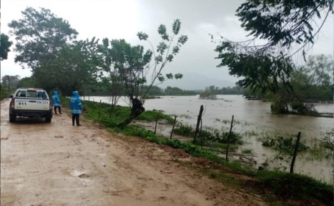 Autoridades vigilando el caudal del río Leán, en Esparta, Atlántida.