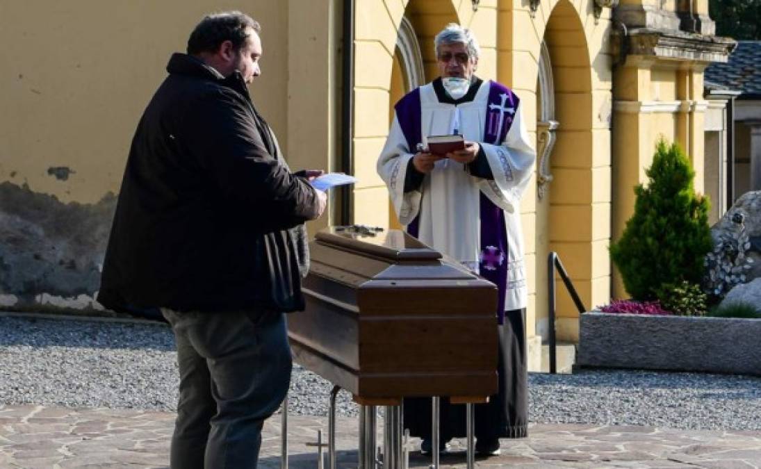 Ofician funerales, visitan a los enfermos y, muy a menudo, son ancianos. Los curas están pagando un alto precio por el coronavirus en Italia, un país muy castigado por la pandemia.