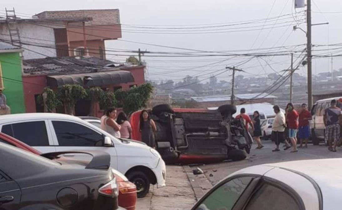 Roberto Carlos Ramírez Alvarado es el nombre del sujeto que se conducía en presunto estado de ebriedad. Iba a bordo de su carro Chevrolet Aveo, luego de impactar con varios vehículos quedó volcado en el pavimento.