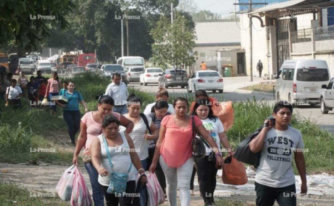 Muchos tuvieron que llegar caminando a sus destinos puesto que los taxistas bloquearon los accesos.