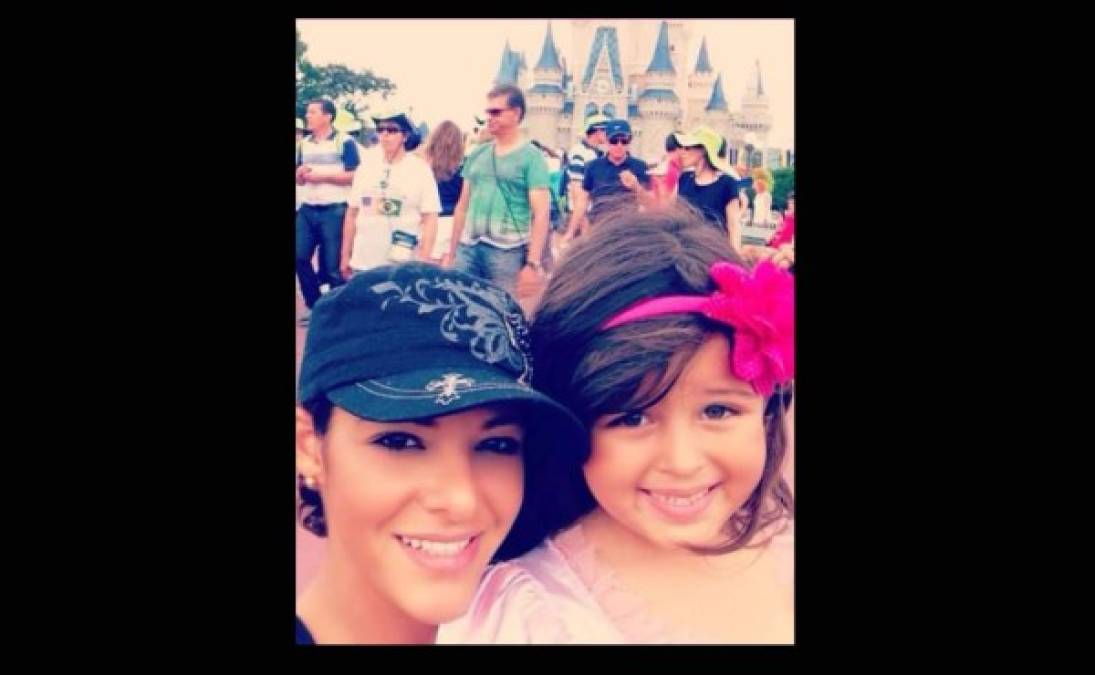 Daniela y Nathalia en el parque de diversiones de Disneyworld.
