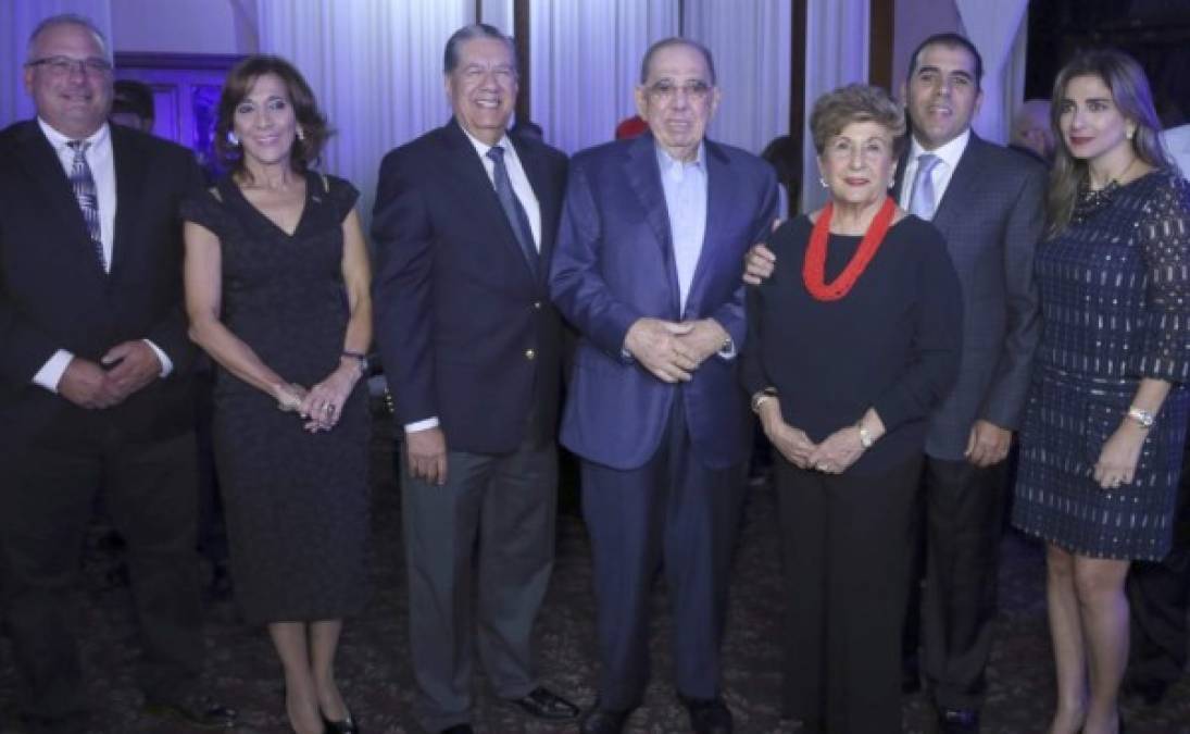 Ed Camero, Diana Larach, Manny López, Jorge, Lily, Mario Alberto y Leyla Faraj.