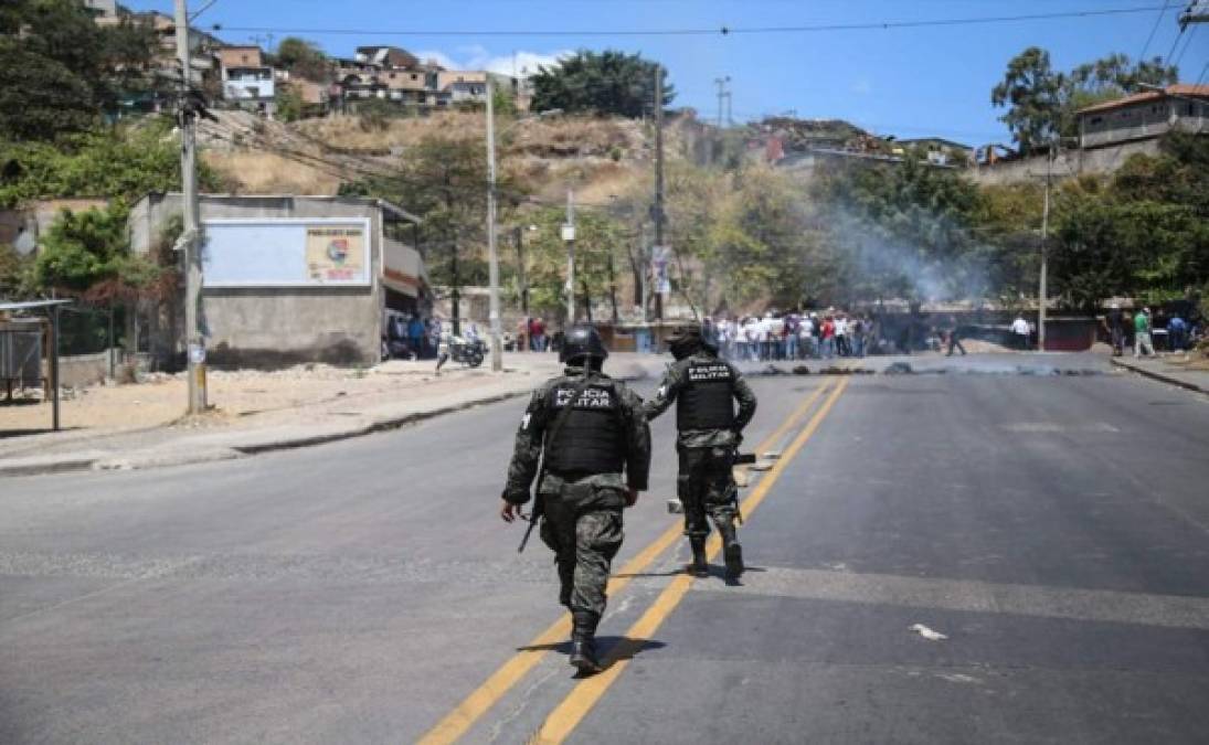 Miembros de la Policía se desplazaron hasta el lugar donde permanecían los transportistas, quienes posteriormente fueron desalojados.