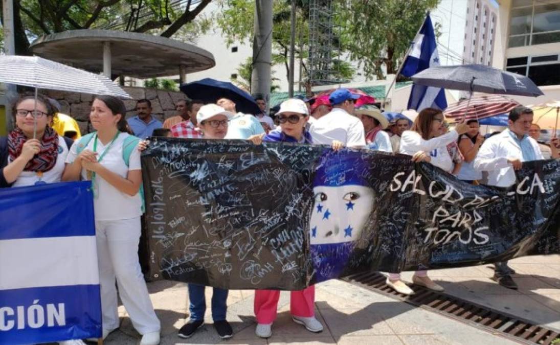 Los sectores Saludos y Educación están protestando unidos para exigir se eliminen los decretos ejecutivos.