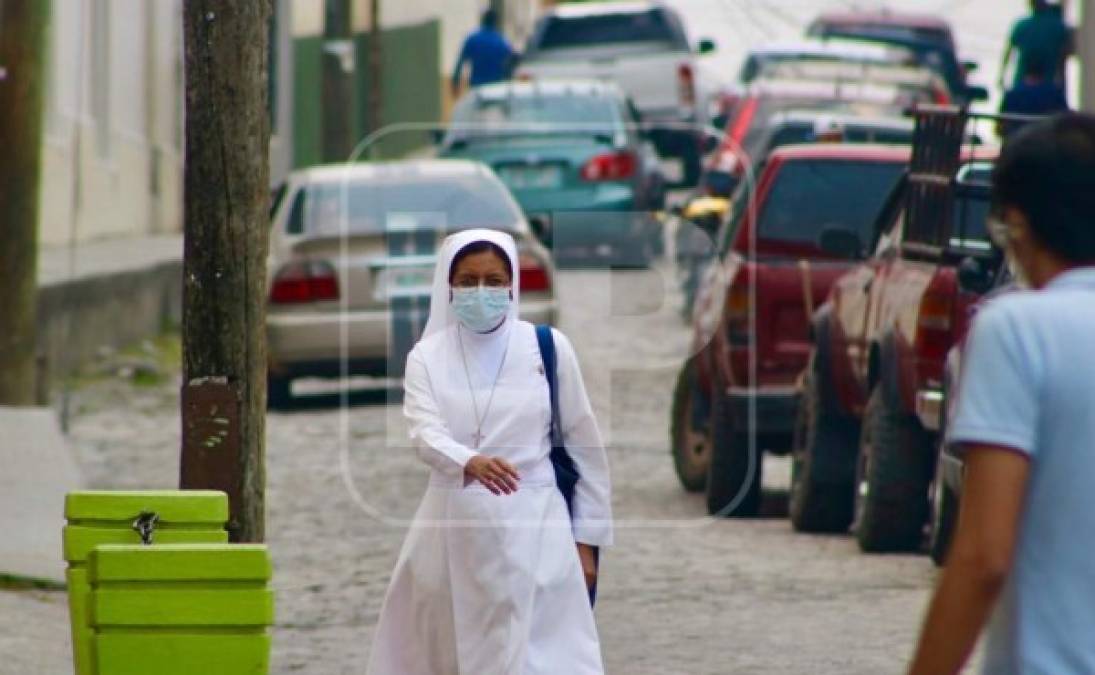 El uso de mascarilla en las calles del país es obligatorio, por mandato del Gobierno hondureño. Una monja camina en el centro de Santa Rosa de Copán.