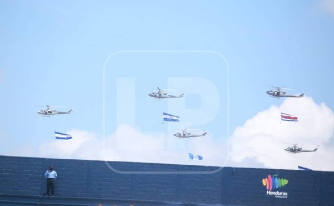 Helicópteros sobrevolando las banderas de las cinco repúblicas.