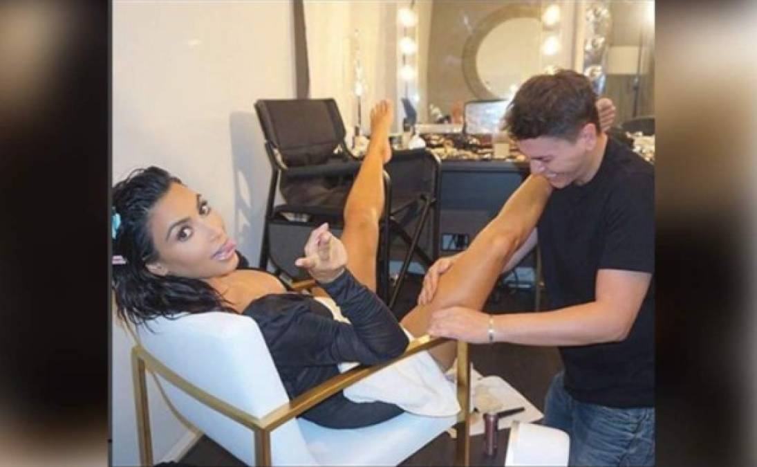 Uno de los asistentes de Kim Kardashian, Mario Dedivanovic, compartió en Instagram una serie de indiscretas fotos durante la preparación de la estrella para una sesión de fotos. En las gráficas se observa al maquillador aplicándole make-up corporal a la protagonista de “Keeping up with the Kardashians” en sus partes más íntimas.