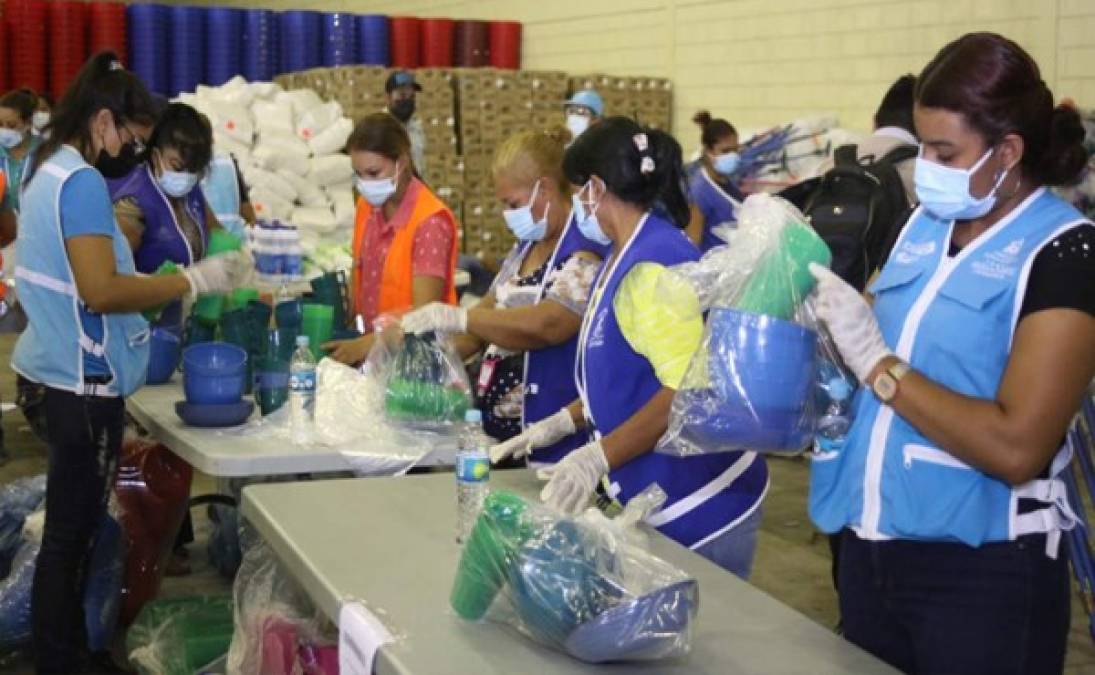 Colaboradores del Gobierno preparando los paquetes antes de su salida a los cuatro municipios.