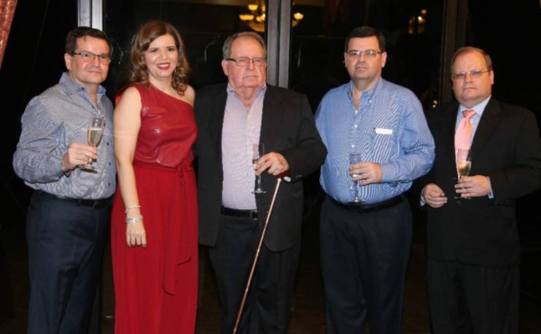 Rubén, Hilda, Alberto, Allan y Alex Wolozny brindaron con gran orgullo por las ocho décadas de vida de su amado padre.