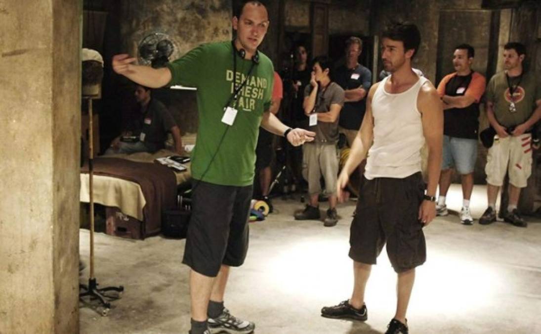 Edward Norton recibe instrucciones de su director mientras grababa El Increíble Hulk.