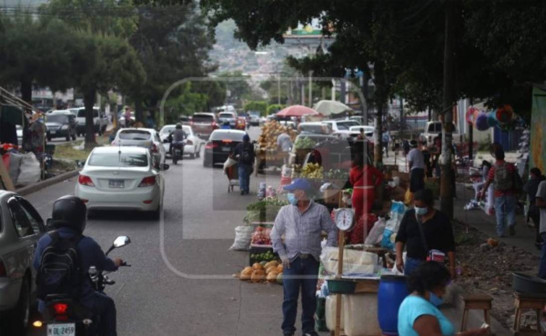 El fin de la medida es controlar la circulación de vehículos para que no salgan tantos y evitar el contagio de personas, sin embargo los mercados capitalinos lucieron abarrotados.