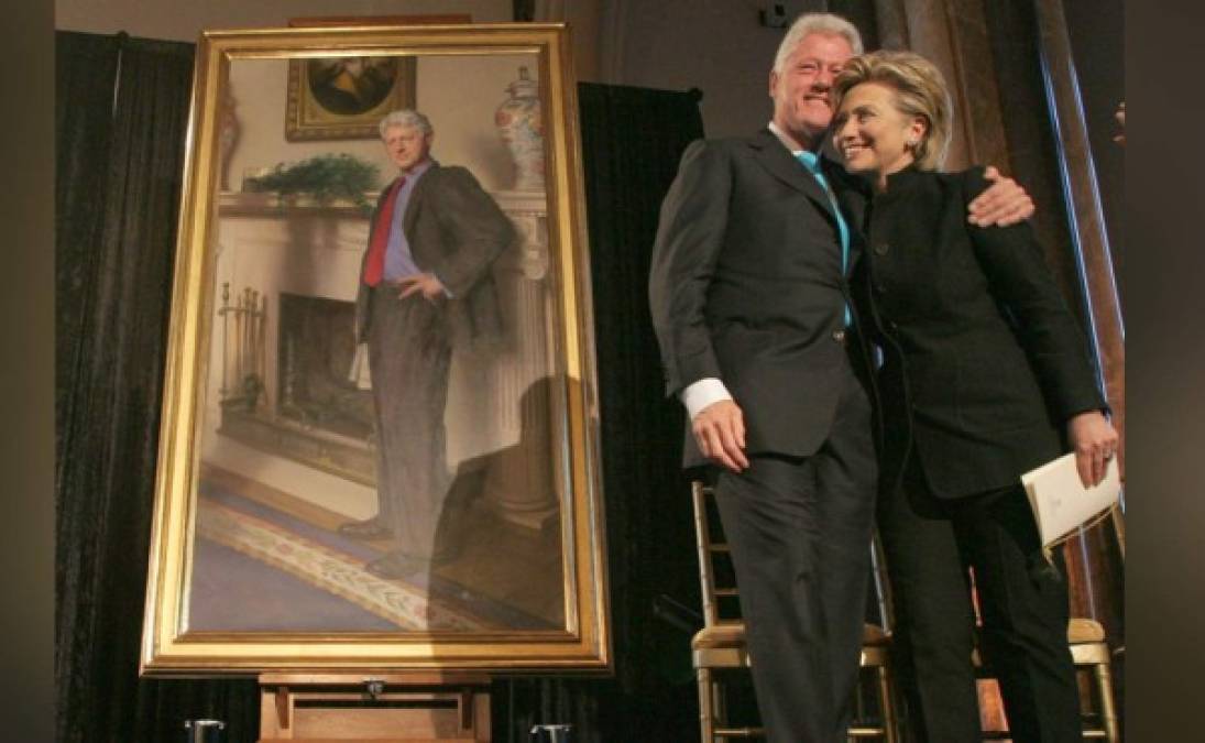 El expresidente estadounidense Bill Clinton entró a la lista de los políticos infieles luego del escandaloso 'affaire' que protagonizó con la becaria de la Casa Blanca, Monica Lewinsky. La polémica siguió a Clinton en su retrato oficial, donde el pintor reflejó la sombra del polémico vestido azul de Lewinsky, donde se encontró el semen del exmandatario de EUA.