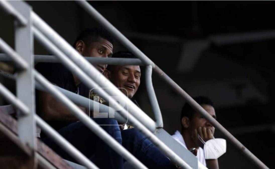 Las figuras que estuvieron en el palco del Olímpico. Carlo Costly, Luis Garrido y Yaudel Lahera no fueron uniformados y vieron el partido de su equipo.