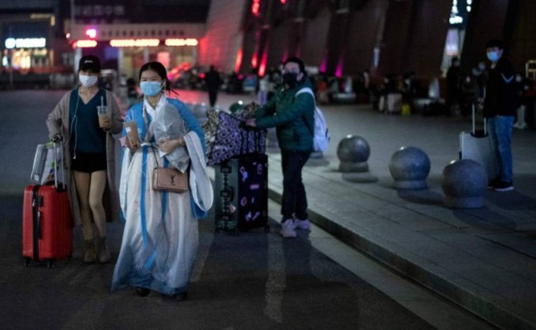 Las medidas de Wuhan se ampliaron a la provincia de Hubei, confinando a decenas de miles de personas en sus casas y cortando la ciudad del resto del mundo al tiempo que se prohibió la entrada y salida de la provincia para frenar la transmisión del virus.