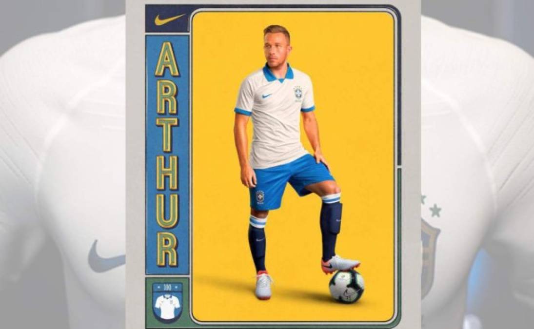 El jugador brasileño Arthur también lució la camisola blanca de su selección.
