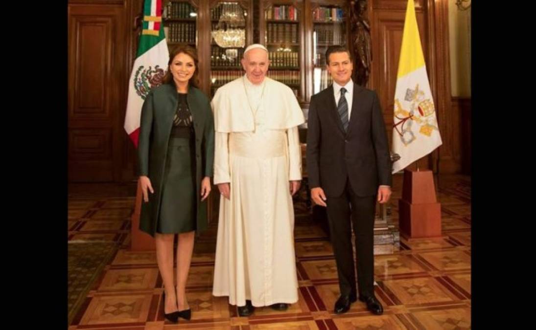 Angélica Rivera se decantó por un vestido color verde botella para recibir al papa Francisco en el Palacio Nacional de México.