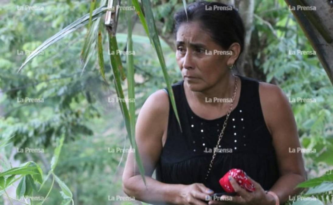 La madre de uno de los jóvenes asesinados en la colonia La Presa Vieja de Puerto Cortés relató que varios sujetos, vestidos con chalecos de la Dirección Policial de Investigaciones, llegaron hasta la casa y mataron a su hijo y dos muchachos más.<br/>A ella la encerraron y sometieron en cuarto para que no alertara a su vástago.