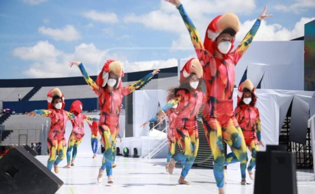 Niños usando trajes alusivos a la Guacamaya en este 15 de septiembre.