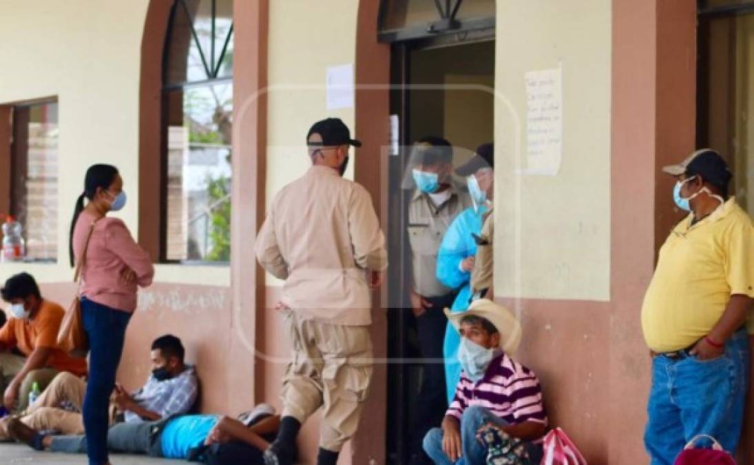 En las afueras del Hospital de Occidente se pueden ver varias personas apostadas en la acera, sin guardar el distanciamiento físico.