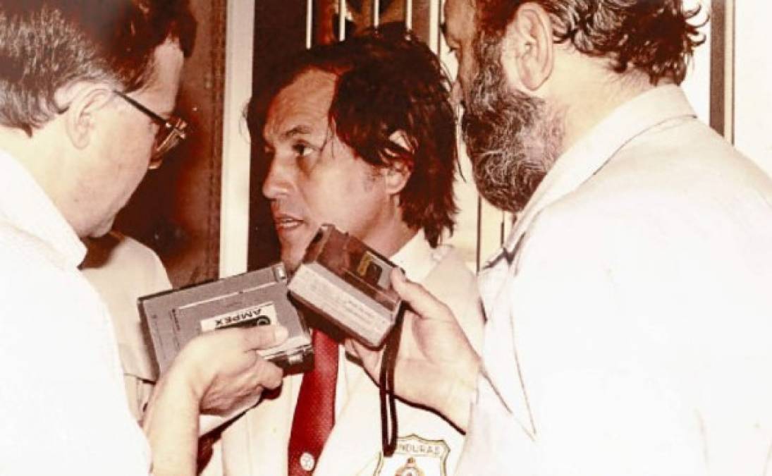 Foto de archivo de 'Chelato' Uclés siendo entrevistado en España 1982.