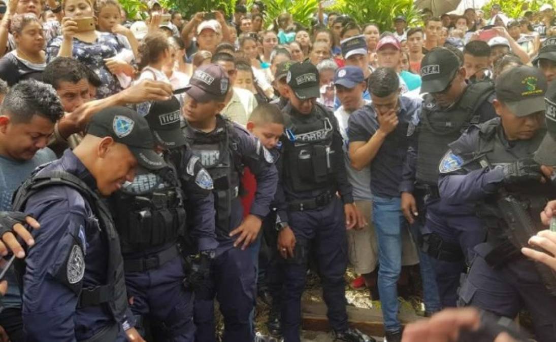 Un policía llora la muerte de su compañero, asesinado en Olancho.