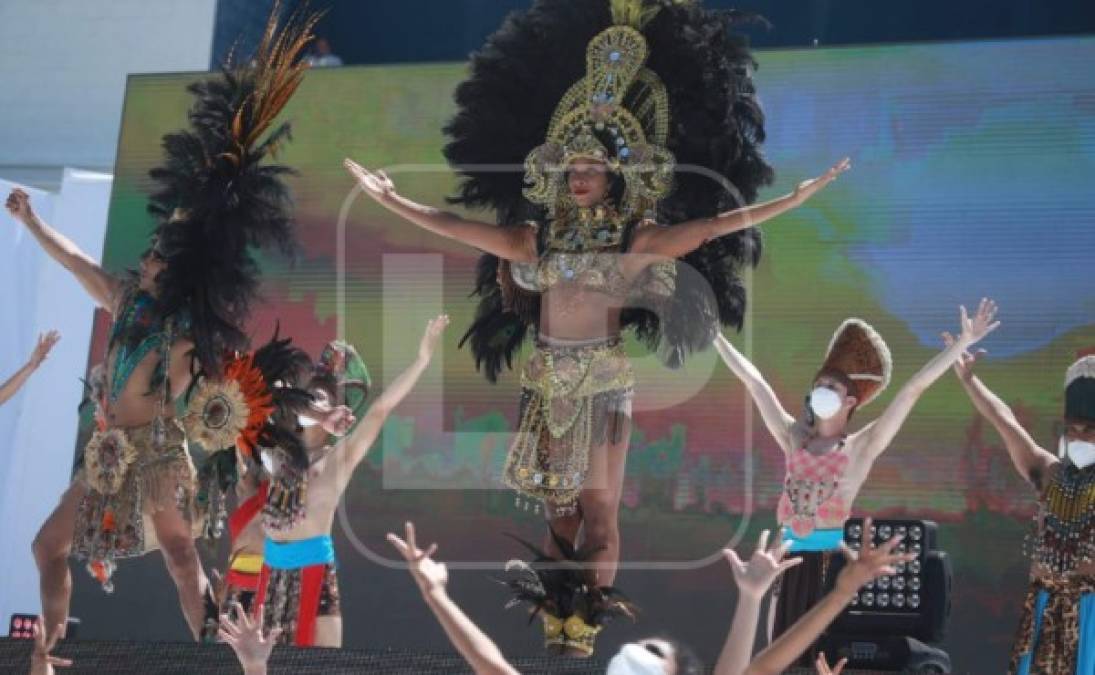 Espectaculares trajes adornaron a las hondureñas en este Bicentenario.