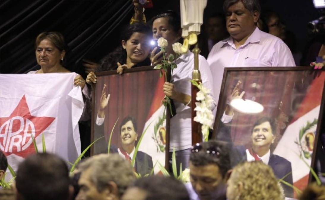 Los miembros del partido se despiden del líder de Apra, Alan García, durante el velatorio en la sede del partido de la Alianza Popular Revolucionaria Americana. Foto AFP.