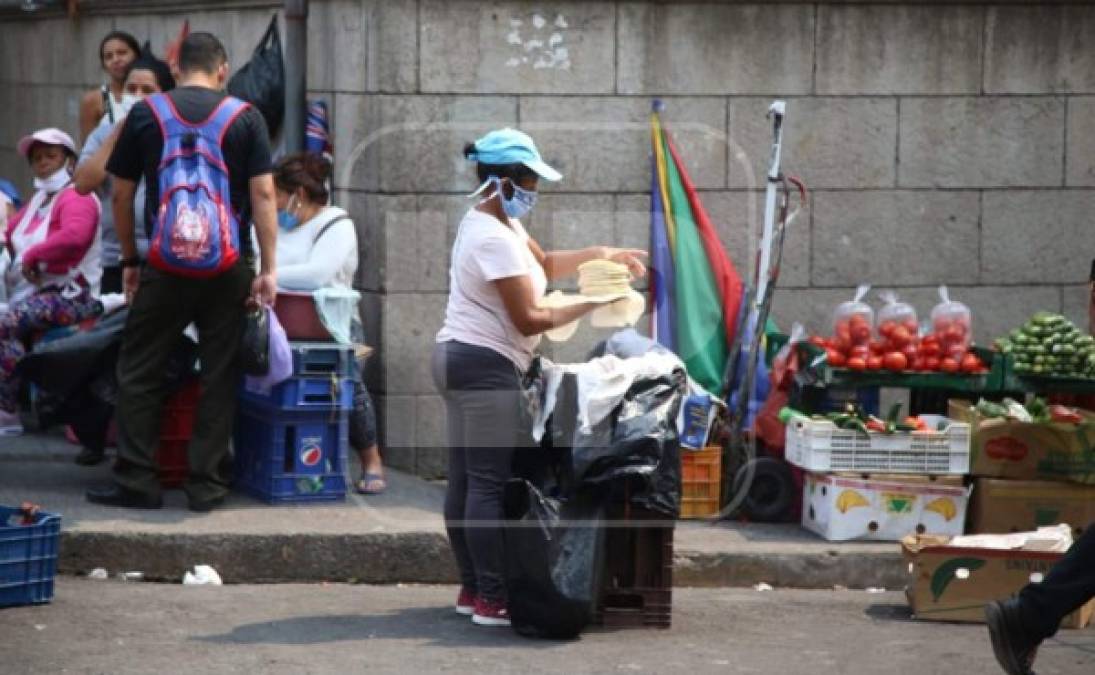 Vendedores de tortillas, verduras, frutas y otros alimentos se apostaron en varias calles del centro de Tegucigalpa. Celebraron el Día del Trabajador trabajando en medio de la crisis generada por la pandemia del COVID-19. Fotos: Andro Rodríguez.
