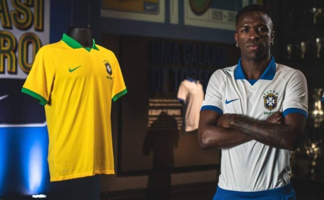 Vinicius Jr posó con las dos opociones de uniforme que tendrá la selección de Brasil.