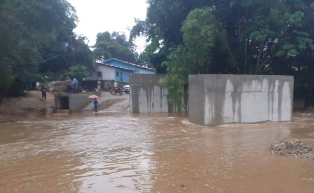 Los habitantes del municipio de Balfate, Colón, reclaman al Gobierno la construcción de un puente en la comunidad de Río Esteban. Ellos aseguran que con cada frente frío quedan incomunicados.