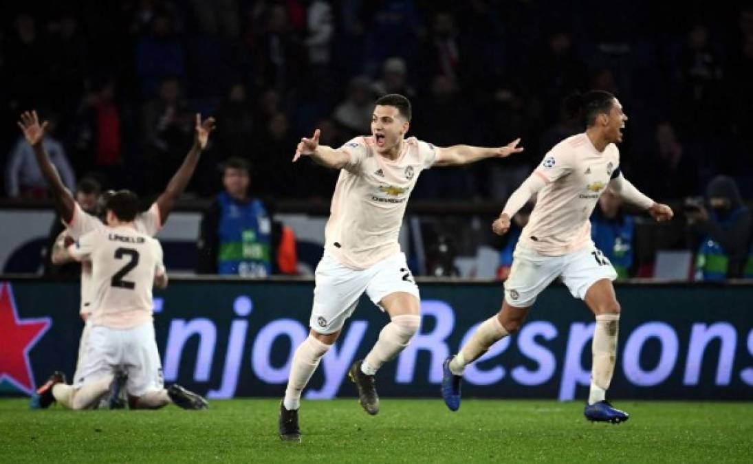 La celebración de los jugadores del Manchester United al final del partido en el Parque de los Príncipes.