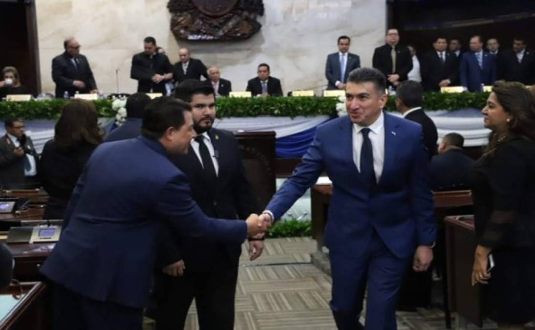 Momento en que Rolando Argueta, presidente del Poder Judicial, saluda a algunos diputados.