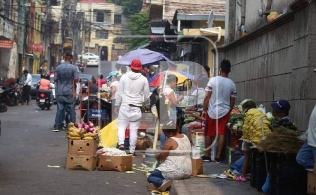 Otras zonas de la capital lucieron como un día de compras normal, con muchas personas en las calles.