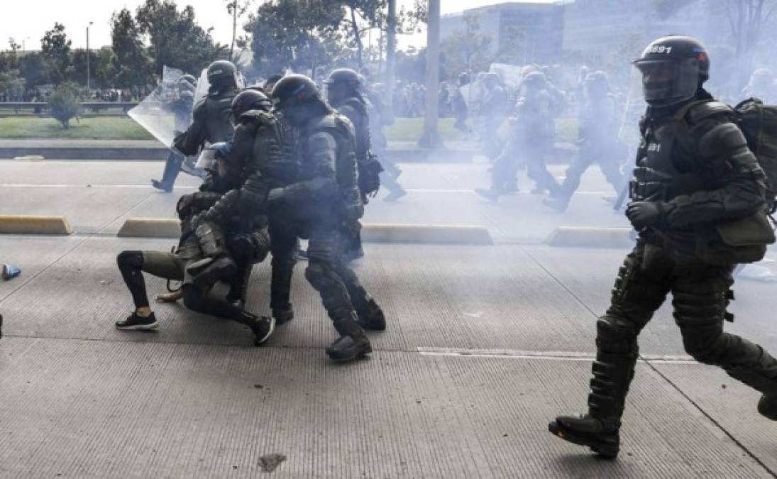 Los encapuchados intentaron entrar a la fuerza en el Capitolio Nacional, situado en el costado sur de la plaza, y en el Palacio de Líevano, sede de la Alcaldía, en el lado oeste, lo que llevó a la reacción de la Policía.