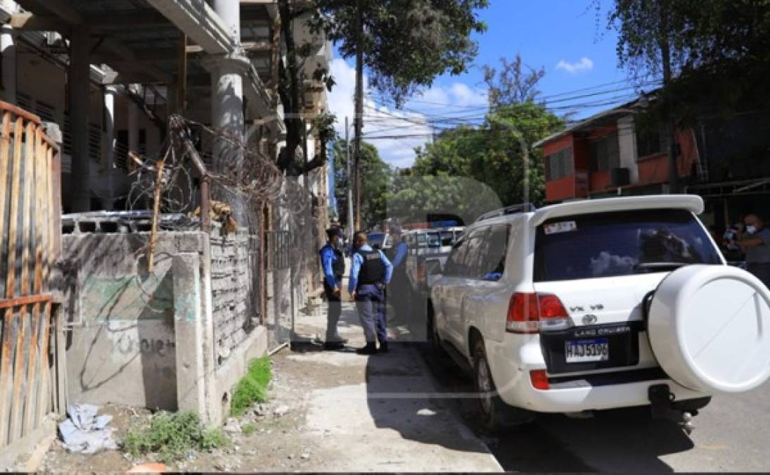 En las afueras del edificio quedaron cinco cuerpos, mientras que el de Miguel Carrión quedó tirado en el interior.