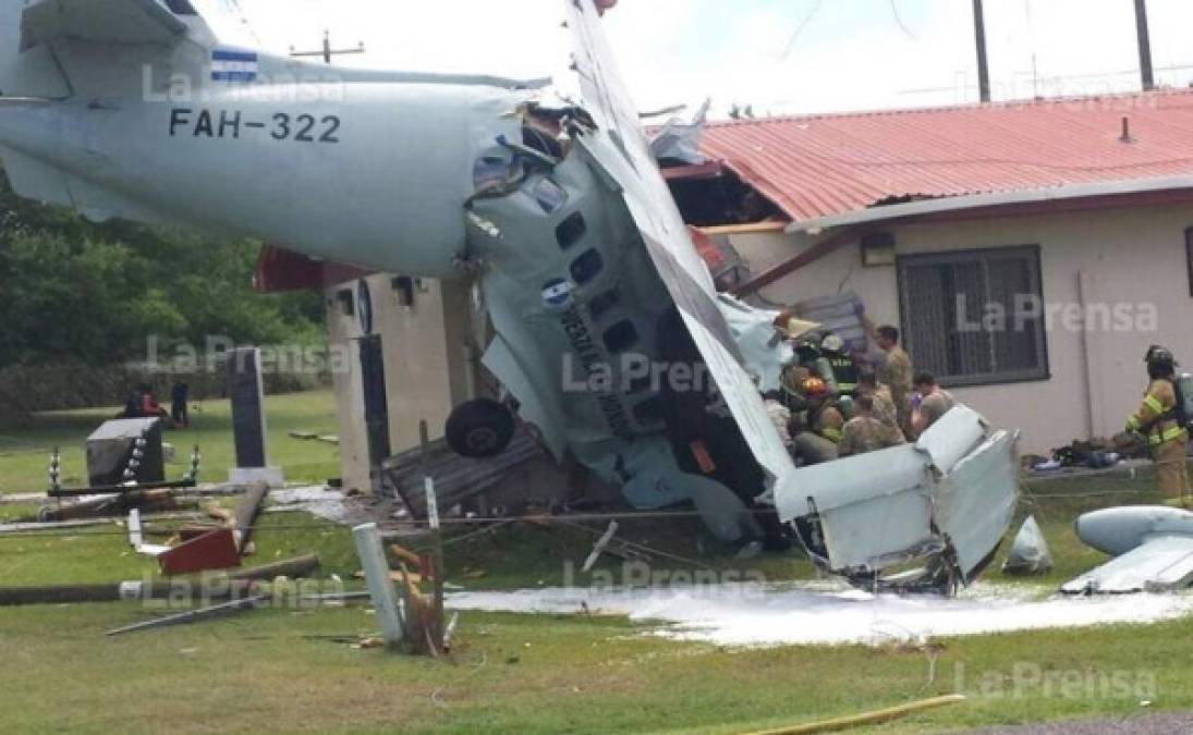 Una avioneta de entrenamiento de la Fuerza Aérea Hondureña (FAH), modelo Let 410 se estrelló este día tras colisionar en pleno vuelo con una torre de transmisión eléctrica para luego precipitarse contra un edificio. El incidente se produjo alrededor de las 10:00 am cuando la aeronave, con número de registro FAH 322 terminó accidentada en el edificio R25 del sector estadounidense de la base aérea Enrique Soto Cano en Comayagua.