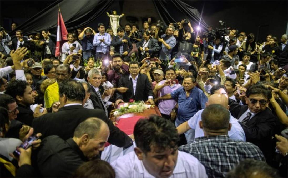 El ataúd con los restos del fallecido expresidente peruano Alan García llega a la sede de la Alianza de la Revolución Popular Americana (Apra) en Lima. Foto AFP.